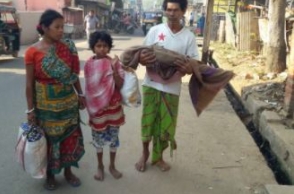 Not having enough money to ‘bribe’, man carries 3-year-old son’s corpse