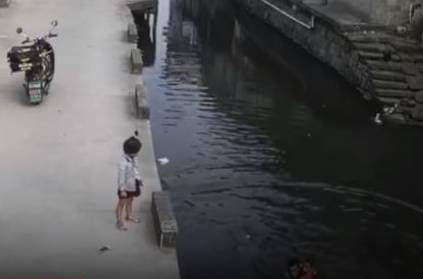 Food Delivery Boy Saves 6 years old child from drowning viral video