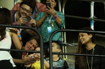 KKRvsCSK: Shah Rukh Khan clicked with Dhoni\'s Daughter Ziva