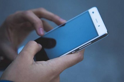 China - Woman unable to move fingers after a week of phone usage