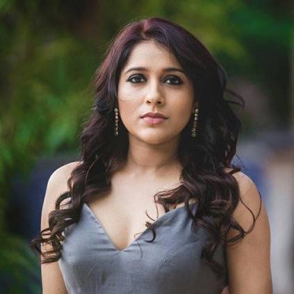 actress Rashmi Gautam's fitting reply to PR Agency for asking father's mobile number
