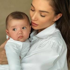 Amy Jackson posted a recent picture with her son