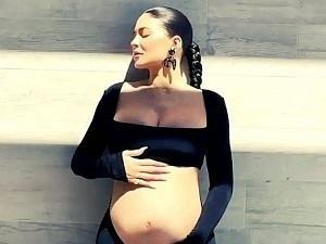 Pregnant actress goes completely nude for photoshoot - Fans in shock and anger