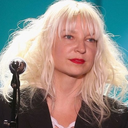Sia uploads her nude photograph in response to a paparazzo’s attempt to sell the photo