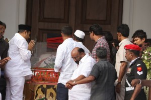 Karunanidhi death: Political leaders and Celebrities pay homage